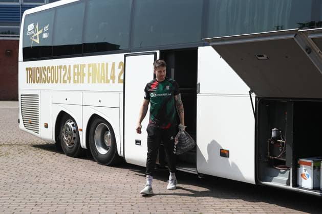 13.06.2025, xtgx, Handball, EHF Champions League Final 4, Abschlusstrainings und Media Day v.l. Ankunft des SC Magdeburg, Michael Damgaard (Magdeburg, 34) steigt aus dem Bus Koeln