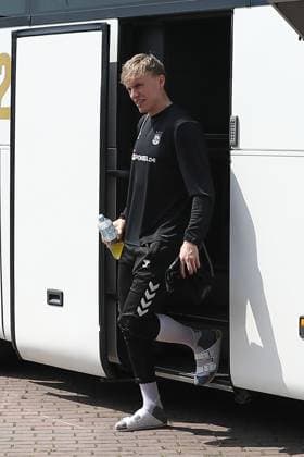 13.06.2025, xtgx, Handball, EHF Champions League Final 4, Abschlusstrainings und Media Day v.l. Ankunft des SC Magdeburg, Gisli Thorgeir Kristjansson (Magdeburg, 10) steigt aus dem Bus Koeln