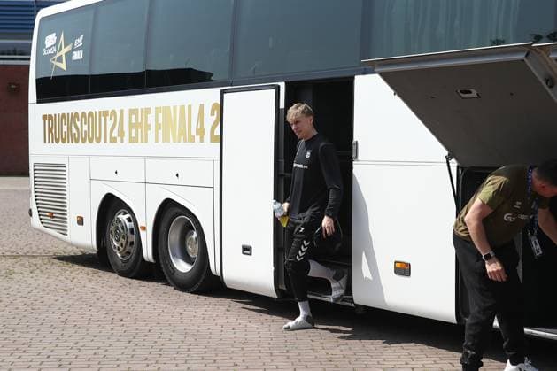 13.06.2025, xtgx, Handball, EHF Champions League Final 4, Abschlusstrainings und Media Day v.l. Ankunft des SC Magdeburg, Gisli Thorgeir Kristjansson (Magdeburg, 10) steigt aus dem Bus Koeln