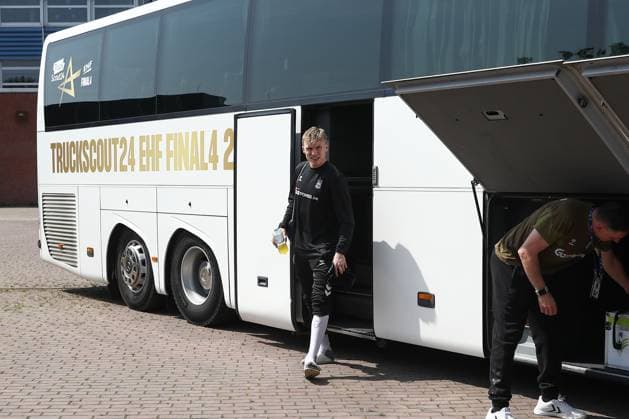 13.06.2025, xtgx, Handball, EHF Champions League Final 4, Abschlusstrainings und Media Day v.l. Ankunft des SC Magdeburg, Gisli Thorgeir Kristjansson (Magdeburg, 10) steigt aus dem Bus Koeln