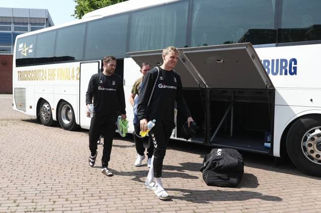 13.06.2025, xtgx, Handball, EHF Champions League Final 4, Abschlusstrainings und Media Day v.l. Ankunft des SC Magdeburg, Gisli Thorgeir Kristjansson (Magdeburg, 10) steigt aus dem Bus Koeln