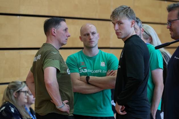 13.06.2025, xtgx, Handball, EHF Champions League Final 4, Abschlusstrainings und Media Day v.l. Physiotherapeut Andreas Grote und Athletiktrainer Daniel Müller mit Gisli Thorgeir Kristjansson (Magdeburg, 10). Im Hintergrund Physiotherapeut Tino Meyer Koeln