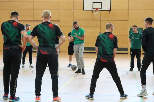 13.06.2025, xtgx, Handball, EHF Champions League Final 4, Abschlusstrainings und Media Day v.l. Bennet Wiegert (Magdeburg, Trainer) spricht zur Mannschaft, Mannschaftskreis Koeln