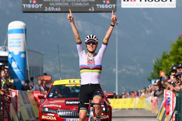 Sport Bilder des Tages Criterium du Dauphine 2025 Stage 6 COMBLOUX, FRANCE - JUNE 13 : Pogacar Tadej (SLO) of UAE Team Emirates - XRG wins during stage 6 of the 77th edition of Criterium du Dauphine Libere an UCI World Tour 2.UWT cycling road race stage for Men Elite of 126.7 km with start in Valserhone and finish in Combloux on June 13, 2025 in Combloux, France, 13 06 2025 ( Motordriver Kenny Verfaillie - Combloux France  Copyright: xVincentxKalutx