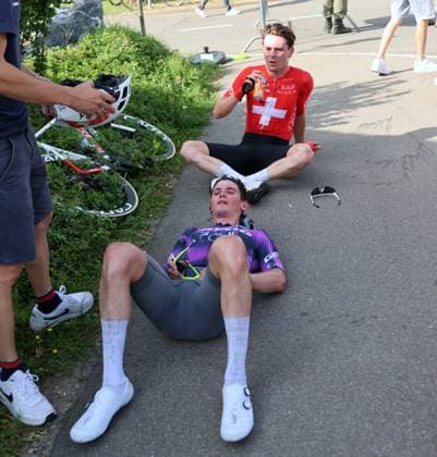 13.06.2025 Gippingen Schweiz. Radsport GP Gippingen. Grosser Preis des Kantons Aargau. Bild : Mauro Schmid (SUI) und Patrick Gamper Team Jayco-Alula) nach Rennschluss.