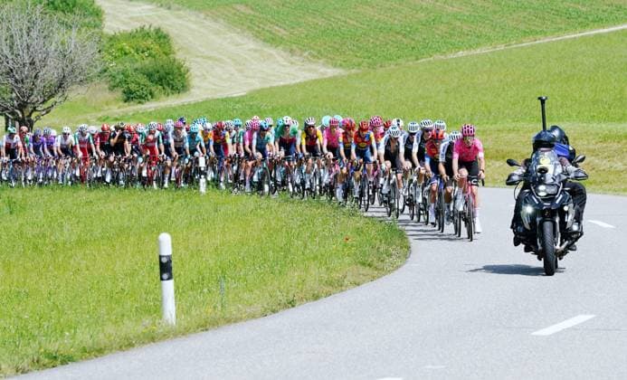 13.06.2025 Gippingen Schweiz. Radsport GP Gippingen. Grosser Preis des Kantons Aargau. Bild : Das Peleton in voller Fahrt. Rechts das Fernsehen Motorrad