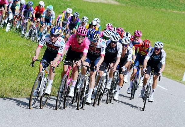 13.06.2025 Gippingen Schweiz. Radsport GP Gippingen. Grosser Preis des Kantons Aargau. Bild : Nico Denz (GER) (Mitte) Team Bora-Hansgfrohe. Aktion Peleton Fahrerfeld