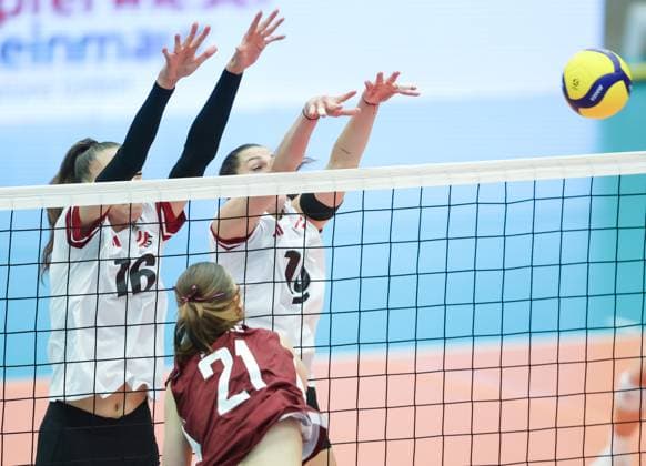 Volleyball, Frauen CEV European Silver League, Lettland - Österreich VOLLEYBALL - CEV EVSLW, LAT vs AUT AMSTETTEN,AUSTRIA,13.JUN.25 - VOLLEYBALL - CEV European Silver League Women, OEVV international match, Länderspiel, Nationalmannschaft Latvia vs Austria. Image shows Anamarija Galic, Nina Nesimovic (AUT) and Sarlote Slitere (LAT).  GEPAxpictures xHaraldxSteiner