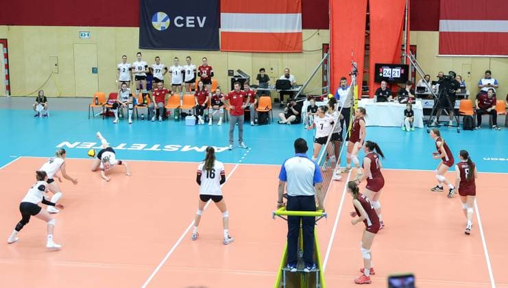 Volleyball, Frauen CEV European Silver League, Lettland - Österreich VOLLEYBALL - CEV EVSLW, LAT vs AUT AMSTETTEN,AUSTRIA,13.JUN.25 - VOLLEYBALL - CEV European Silver League Women, OEVV international match, Länderspiel, Nationalmannschaft Latvia vs Austria. Image shows Victoria Deisl, Kora Schaberl, Jana Gaertner (AUT), Nina Nesimovic and Aida Mehic (AUT). GEPAxpictures xHaraldxSteiner