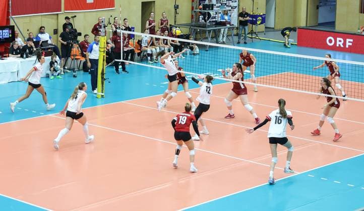 Volleyball, Frauen CEV European Silver League, Lettland - Österreich VOLLEYBALL - CEV EVSLW, LAT vs AUT AMSTETTEN,AUSTRIA,13.JUN.25 - VOLLEYBALL - CEV European Silver League Women, OEVV international match, Länderspiel, Nationalmannschaft Latvia vs Austria. Image shows Kora Schaberl, Aida Mehic, Eva Stabentheiner, Victoria Deisl and Anamarija Galic (AUT). GEPAxpictures xHaraldxSteiner
