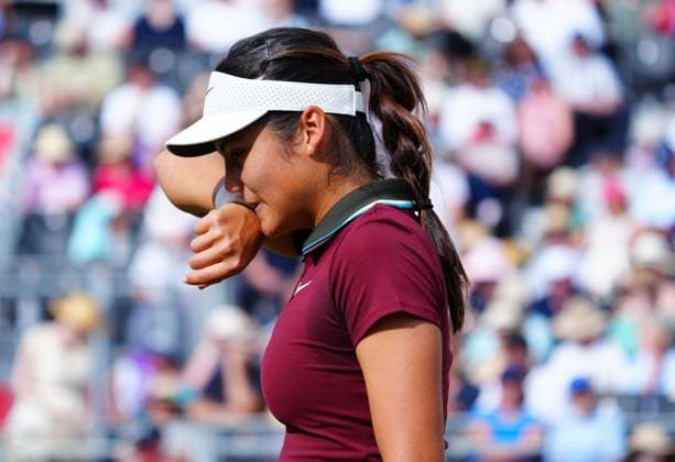 Tennis, WTA-Turnier in London, Queens Club Emma Raducanu during her quarter final defeat to Qinwen Zheng Queen s Club Championships, Day 5, Queen s Club, West Kensington, London - 13 Jun 2025  Copyright: xJavierxGarcia Shutterstockx 15354720aq