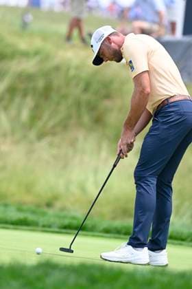 Sam Burns putts on the 8th hole during the second round of the 125th U.S. Open Golf Championship at Oakmont Country Club in Oakmont, Pennsylvania on Friday, June 13, 2025.  PIT20250613601 ARCHIExCARPENTER