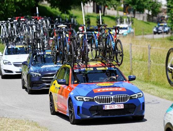 13.06.2025 Gippingen Schweiz. Radsport GP Gippingen. Grosser Preis des Kantons Aargau. Bild : Lidl Trek Mannschaftswagen mit Rennraedern auf Dach