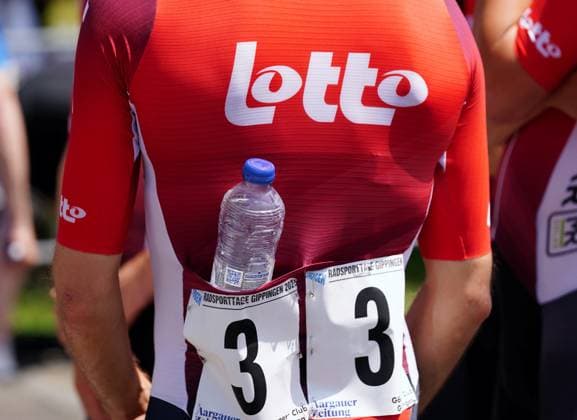 13.06.2025 Gippingen Schweiz. Radsport GP Gippingen. Grosser Preis des Kantons Aargau. Bild : Vorsorge gegen die Hitze.
