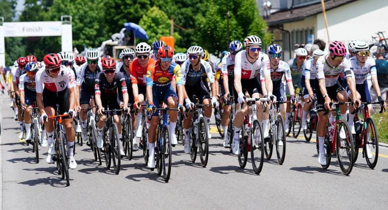 13.06.2025 Gippingen Schweiz. Radsport GP Gippingen. Grosser Preis des Kantons Aargau. Bild : Das Fahrerfeld ,Peleton in Aktion,rechts Stefan Kueng (SUI) - Rui Costa (POR)