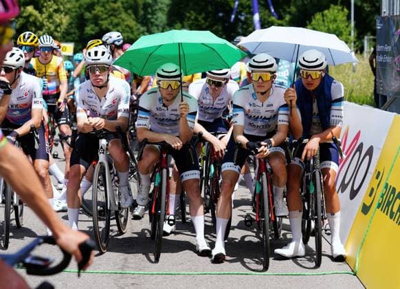 13.06.2025 Gippingen Schweiz. Radsport GP Gippingen. Grosser Preis des Kantons Aargau. Bild : Die Fahrer vor dem Start,schuetzen sich vor der Hitze.