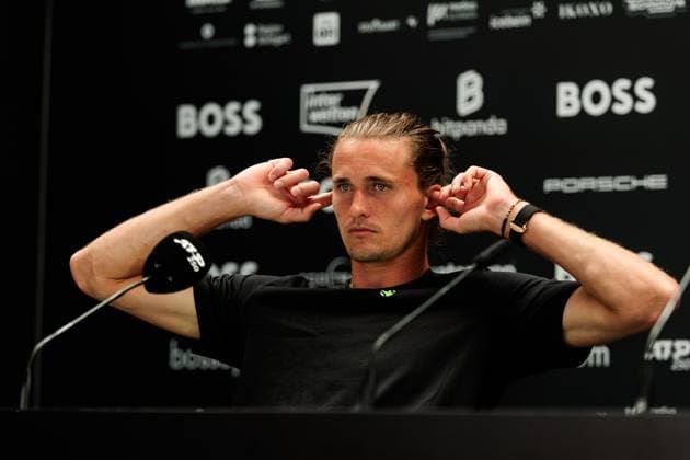 BOSS OPEN ATP250; 13.06.2025 Alexander Zverev (GER) während der Pressekonferenz, Finger in den Ohren BOSS OPEN ATP250; Stuttgart, Tennisclub Weissenhof am 13.06.2025 Copyright: xBEAUTIFULxSPORTS Wunderlx