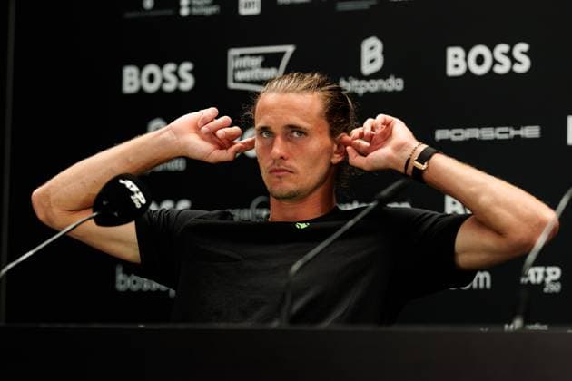 BOSS OPEN ATP250; 13.06.2025 Alexander Zverev (GER) während der Pressekonferenz, Finger in den Ohren BOSS OPEN ATP250; Stuttgart, Tennisclub Weissenhof am 13.06.2025 Copyright: xBEAUTIFULxSPORTS Wunderlx