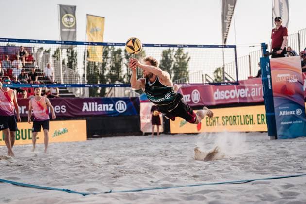 Beachvolleyball Männer Allianz German Beach Tour 2025 Tourstop Bremen 13.06.2025 Eric Stadie-Seeber springt zum Ball Bremen Waterfront Bremen Deutschland