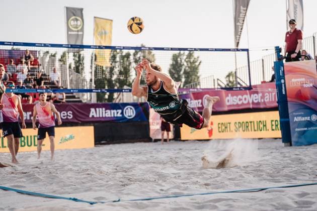 Beachvolleyball Männer Allianz German Beach Tour 2025 Tourstop Bremen 13.06.2025 Eric Stadie-Seeber springt zum Ball Bremen Waterfront Bremen Deutschland
