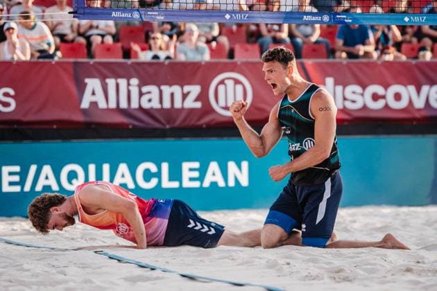Beachvolleyball Männer Allianz German Beach Tour 2025 Tourstop Bremen 13.06.2025 v.l. Luis Henrichs am Boden und Daniel Kirchner jubelt Bremen Waterfront Bremen Deutschland