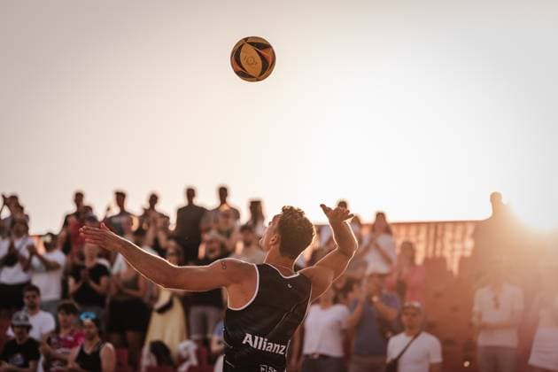 Beachvolleyball Männer Allianz German Beach Tour 2025 Tourstop Bremen 13.06.2025 Daniel Kirchner beim Aufschlag Bremen Waterfront Bremen Deutschland