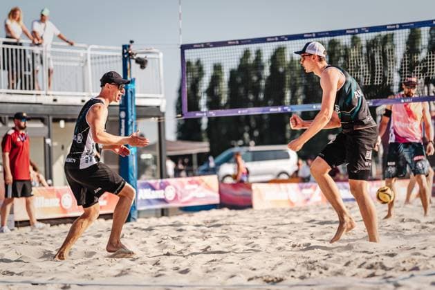 Beachvolleyball Männer Allianz German Beach Tour 2025 Tourstop Bremen 13.06.2025 v.l. Jonas Reinhardt und Robin Sowa jubeln Bremen Waterfront Bremen Deutschland