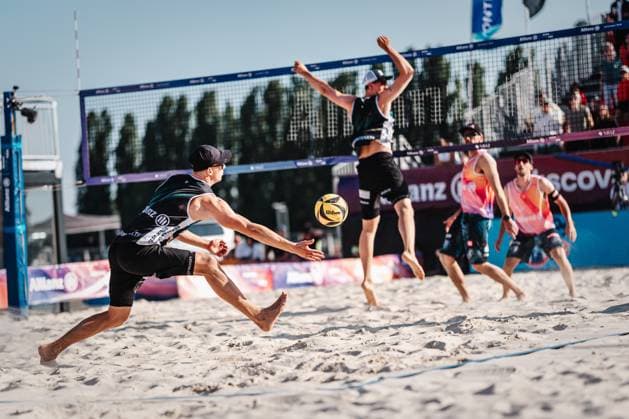 Beachvolleyball Männer Allianz German Beach Tour 2025 Tourstop Bremen 13.06.2025 Jonas Reinhardt springt zum Ball Bremen Waterfront Bremen Deutschland