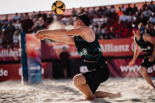 Beachvolleyball Männer Allianz German Beach Tour 2025 Tourstop Bremen 13.06.2025 Jonas Reinhardt spielt den Ball Bremen Waterfront Bremen Deutschland