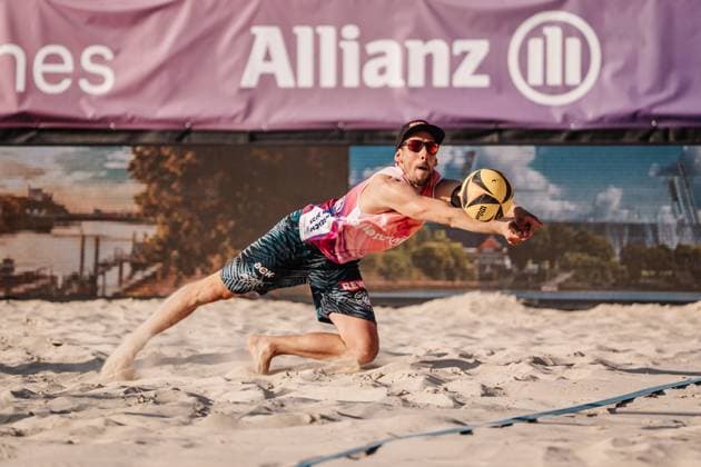 Beachvolleyball Männer Allianz German Beach Tour 2025 Tourstop Bremen 13.06.2025 Nejc Zemljak springt zum Ball Bremen Waterfront Bremen Deutschland
