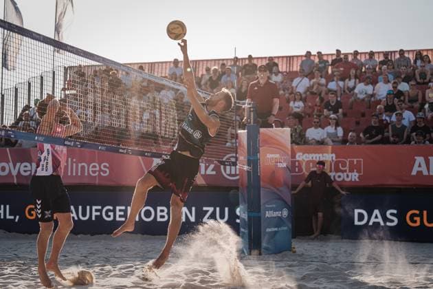 Beachvolleyball Männer Allianz German Beach Tour 2025 Tourstop Bremen 13.06.2025 Eric Stadie-Seeber mit einem Poke Bremen Waterfront Bremen Deutschland