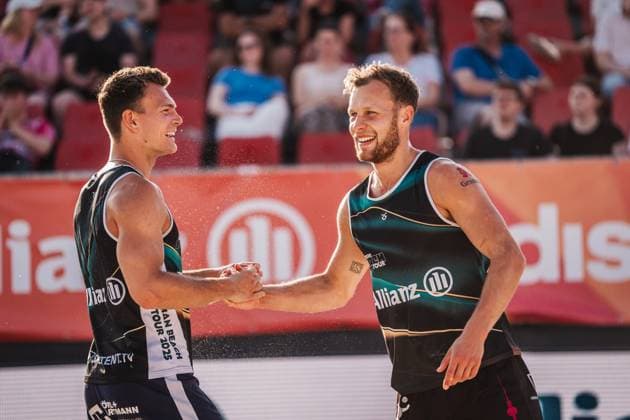 Beachvolleyball Männer Allianz German Beach Tour 2025 Tourstop Bremen 13.06.2025 v.l. Daniel Kirchner und Eric Stadie-Seeber freuen sich Bremen Waterfront Bremen Deutschland