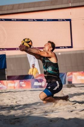 Beachvolleyball Männer Allianz German Beach Tour 2025 Tourstop Bremen 13.06.2025 Daniel Kirchner spielt den Ball Bremen Waterfront Bremen Deutschland