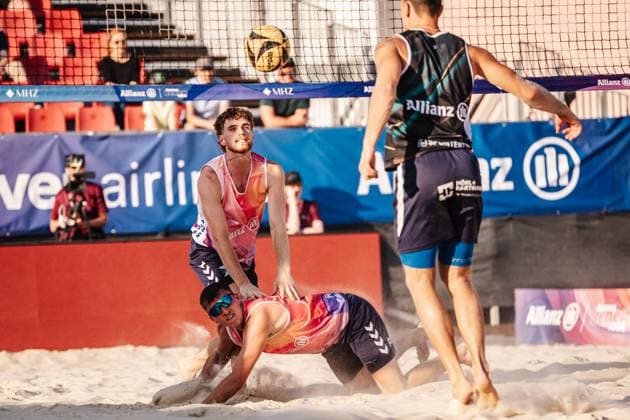 Beachvolleyball Männer Allianz German Beach Tour 2025 Tourstop Bremen 13.06.2025 hinten Luis Henrichs kommt nicht vorbei an vorne Yannik Ahr Bremen Waterfront Bremen Deutschland