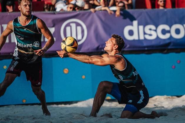 Beachvolleyball Männer Allianz German Beach Tour 2025 Tourstop Bremen 13.06.2025 Daniel Kirchner spielt den Ball Bremen Waterfront Bremen Deutschland
