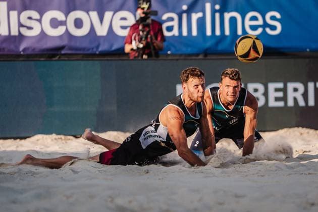 Beachvolleyball Männer Allianz German Beach Tour 2025 Tourstop Bremen 13.06.2025 v.l. Eric Stadie-Seeber und Daniel Kirchner springen zum Ball Bremen Waterfront Bremen Deutschland