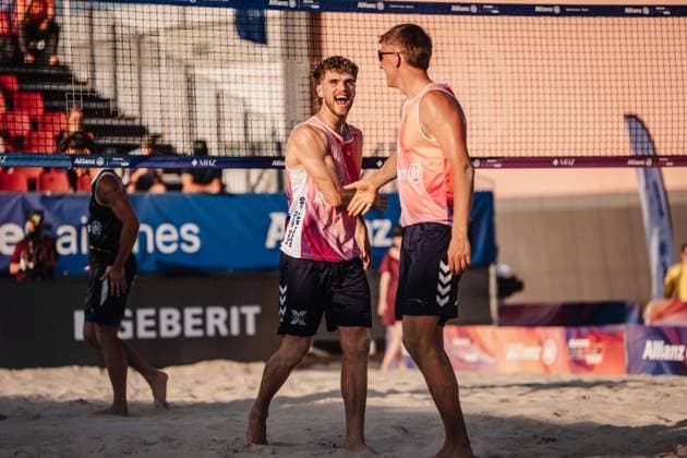 Beachvolleyball Männer Allianz German Beach Tour 2025 Tourstop Bremen 13.06.2025 v.l. Luis Henrichs und Yannik Ahr freuen sich Bremen Waterfront Bremen Deutschland