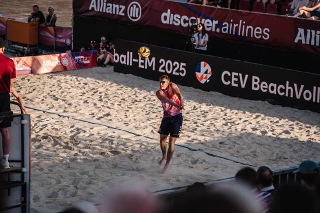 Beachvolleyball Männer Allianz German Beach Tour 2025 Tourstop Bremen 13.06.2025 Yannik Ahr nimmt den Ball Bremen Waterfront Bremen Deutschland