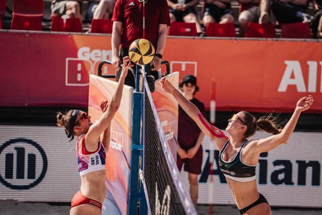 Beachvolleyball Frauen Allianz German Beach Tour 2025 Tourstop Bremen 13.06.2025 v.l. Larissa Claassen gegen Mila Jancar Bremen Waterfront Bremen Deutschland