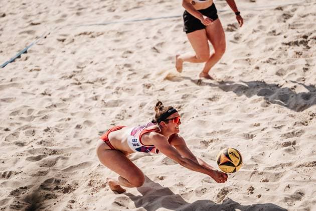 Beachvolleyball Frauen Allianz German Beach Tour 2025 Tourstop Bremen 13.06.2025 Larissa Claassen spielt den Ball Bremen Waterfront Bremen Deutschland