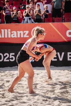 Beachvolleyball Frauen Allianz German Beach Tour 2025 Tourstop Bremen 13.06.2025 v.l. Sandra Ferger und Larissa Claassen jubeln Bremen Waterfront Bremen Deutschland
