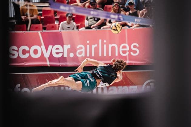 Beachvolleyball Männer Allianz German Beach Tour 2025 Tourstop Bremen 13.06.2025 Hennes Nissen springt zum Ball Bremen Waterfront Bremen Deutschland