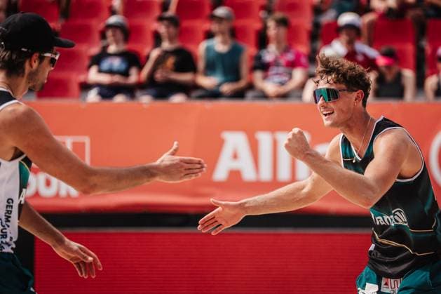 Beachvolleyball Männer Allianz German Beach Tour 2025 Tourstop Bremen 13.06.2025 v.l. Niklas Held und Hennes Nissen freuen sich Bremen Waterfront Bremen Deutschland