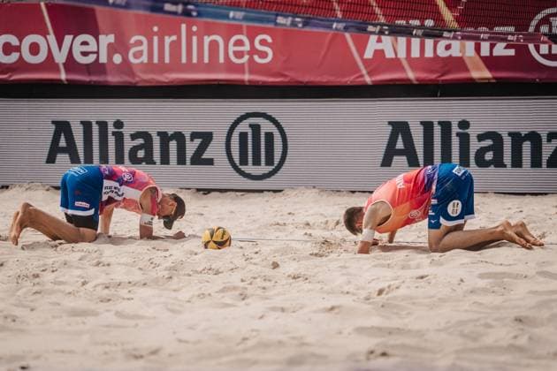 Beachvolleyball Männer Allianz German Beach Tour 2025 Tourstop Bremen 13.06.2025 v.l. Bennet Poniewaz und David Poniewaz am Boden Bremen Waterfront Bremen Deutschland