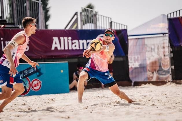 Beachvolleyball Männer Allianz German Beach Tour 2025 Tourstop Bremen 13.06.2025 David Poniewaz nimmt den Ball an Bremen Waterfront Bremen Deutschland