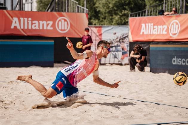 Beachvolleyball Männer Allianz German Beach Tour 2025 Tourstop Bremen 13.06.2025 David Poniewaz schaut den Ball ins Aus gehen Bremen Waterfront Bremen Deutschland
