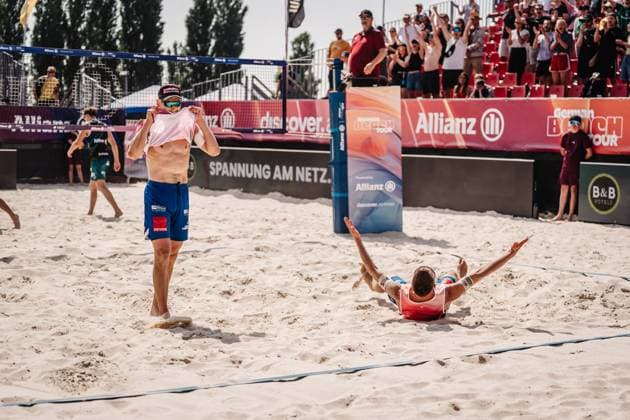 Beachvolleyball Männer Allianz German Beach Tour 2025 Tourstop Bremen 13.06.2025 v.l. Bennet Poniewaz und David Poniewaz jubeln nach dem Sieg Bremen Waterfront Bremen Deutschland
