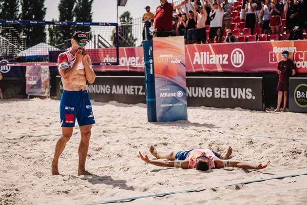 Beachvolleyball Männer Allianz German Beach Tour 2025 Tourstop Bremen 13.06.2025 v.l. Bennet Poniewaz und David Poniewaz jubeln nach dem Sieg Bremen Waterfront Bremen Deutschland