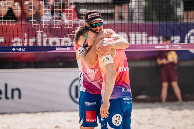 Beachvolleyball Männer Allianz German Beach Tour 2025 Tourstop Bremen 13.06.2025 v.l. Bennet Poniewaz und David Poniewaz jubeln nach dem Sieg Bremen Waterfront Bremen Deutschland