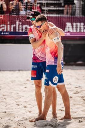 Beachvolleyball Männer Allianz German Beach Tour 2025 Tourstop Bremen 13.06.2025 v.l. Bennet Poniewaz und David Poniewaz jubeln nach dem Sieg Bremen Waterfront Bremen Deutschland